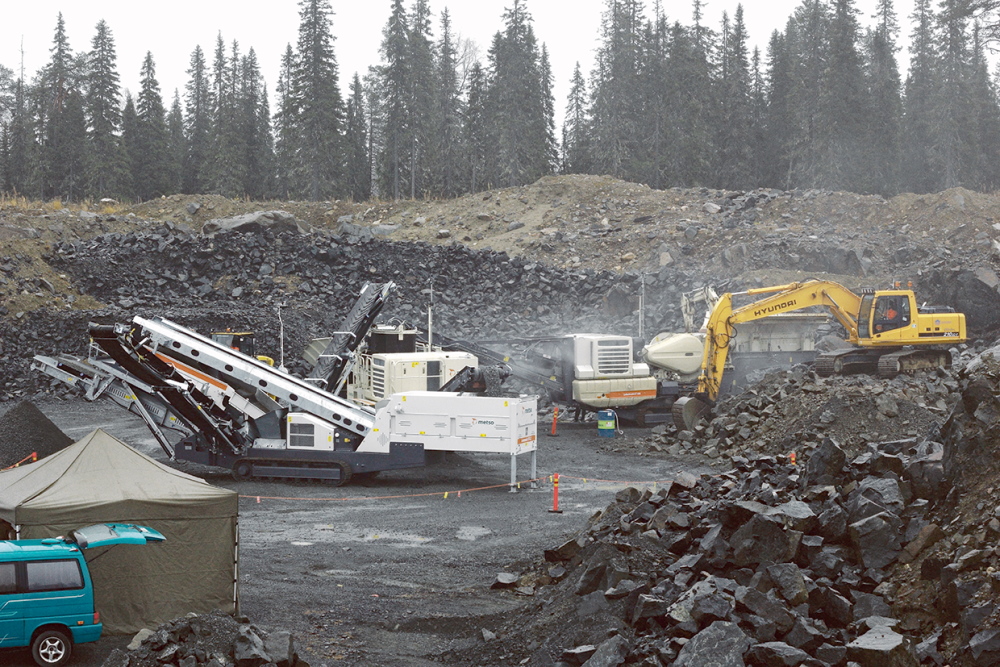 Kaivosalan koulutuksen rinnalla OSAOn Taivalkosken yksikössä myös maarakennuskoneen kuljettajat saavat vahvan kokemuksen murskaus- ja kaivannaisalan toiminnasta.
