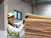 UPM Plywood Oy:n Kalson viilutehtaan kehityspäällikkö Elina Mannari ei pidä itseään insinöörin arkkityyppinä.