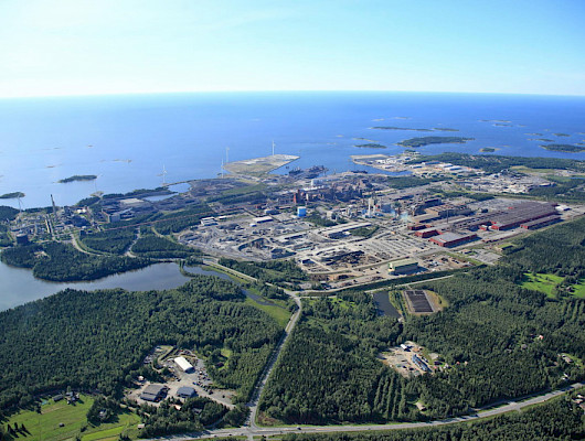 SSAB Raahen tehdasalue on noin 500 hehtaaria ja siellä on noin 40 km tietä. Rekkoja alueella käy noin 70 päivässä ja satamassa käy noin 10 laivaa viikossa.