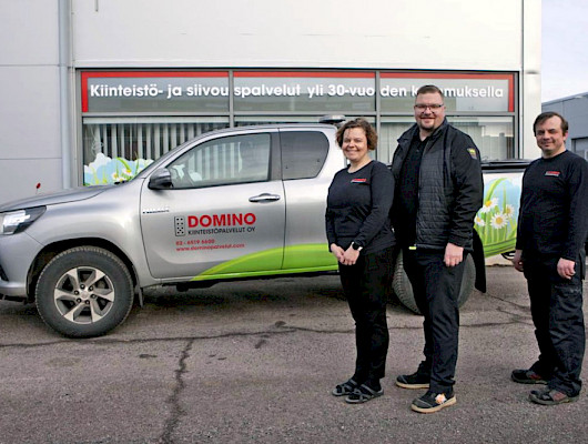 Domino Kiinteistöpalvelut on perheyritys, jota pyörittävät puolisot Marjut ja Hermanni Uusitalo (keskellä), sekä Marjutin veli, Vesa Granqvist. 