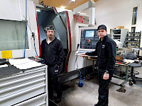 Henri Keränen ja Hemppa Oksavaara ajavat Traub-monitoimisorvilla kaivosteollisuuden tuotteita.