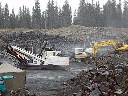 Kaivosalan koulutuksen rinnalla OSAOn Taivalkosken yksikössä myös maarakennuskoneen kuljettajat saavat vahvan kokemuksen murskaus- ja kaivannaisalan toiminnasta.