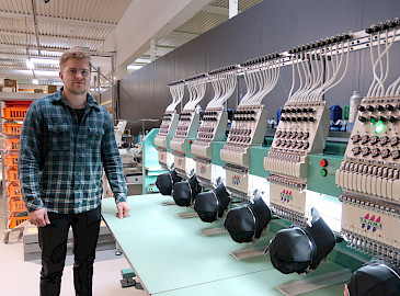 Teokemin kumppanina aloittanut Ubbe Oy on erikoistunut tekstiilien painamiseen ja brodeeraamiseen. Kuvassa Ubben toimitusjohtaja Emil Jääskeläinen ja uusi 6-päinen brodeerauskone.
