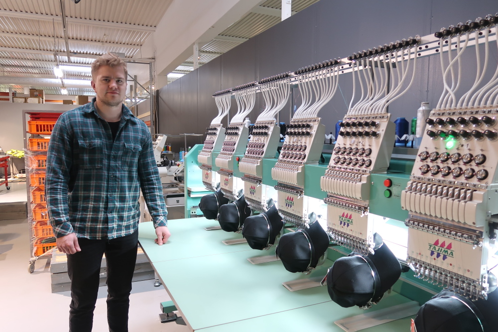 Teokemin kumppanina aloittanut Ubbe Oy on erikoistunut tekstiilien painamiseen ja brodeeraamiseen. Kuvassa Ubben toimitusjohtaja Emil Jääskeläinen ja uusi 6-päinen brodeerauskone.