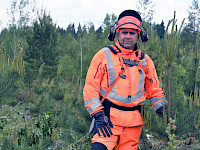 Raivaa itsesi kuntoon -hankkeen isä Juha Viirimäki kertoo, että muutamat SM-tason suunnistajatkin hakevat peruskuntonsa metsätöiden kautta. (Kuva: Mika Pukkinen)