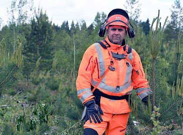 Raivaa itsesi kuntoon -hankkeen isä Juha Viirimäki kertoo, että muutamat SM-tason suunnistajatkin hakevat peruskuntonsa metsätöiden kautta. (Kuva: Mika Pukkinen)