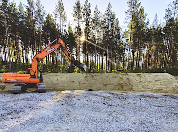 Maansiirto ja Raivaus Räsänen Oy on kaivinkone- ja maanrakennustöiden monipuolinen ammattilainen jo vuodesta 1976