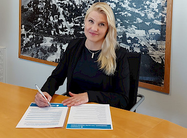 Naantalin kaupunginjohtaja Laura Leppänen allekirjoitti Itämerihaasteen maanantaina 6.6.2022 Naantalin kaupungintalolla.