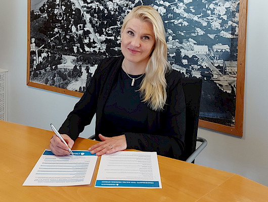 Naantalin kaupunginjohtaja Laura Leppänen allekirjoitti Itämerihaasteen maanantaina 6.6.2022 Naantalin kaupungintalolla.