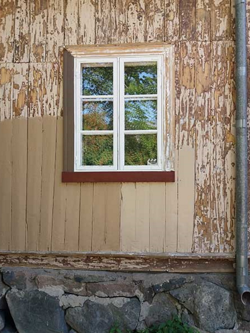 Kuvassa esimerkki rakennuksen julkisivun ja ikkunan karmien värikatselmuksesta eri sävyillä. Maalausurakan vaiheet: ensin vanha maali skrapataan pois käsin, sitten on hyvä suunnitella väritys ja lopuksi talo maalataan oikeanlaisella maalityypillä. Kuva: Karolina Jalarvo, 2020. 