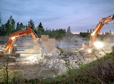 Savonlinnan PR-Urakointi murskaa betonin melutta Metson Lokotrack Urban LT96 -leukalaitoksella