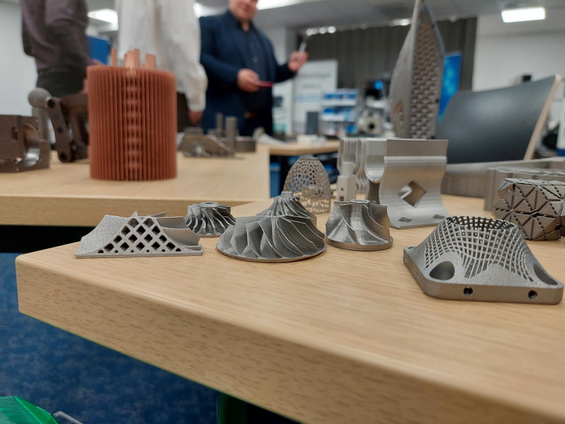 3D-tulostuksella metalleista pystytään muodostamaan kappaleita, jotka eivät perinteisillä menetelmillä ole mahdollisia. Kuvaaja: Eetu Holstein