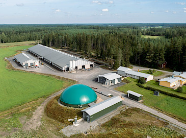 Kuvassa maatilan biokaasulaitos ja muita rakennuksia Viinamäen Farmilta Kurikasta. Kuvaajat: Tomi Saarijärvi ja Maija-Liisa Laitila