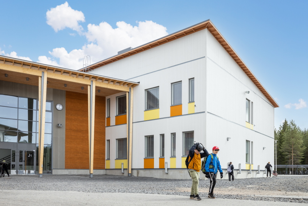 Adapteo toimitti Kempeleen Ylikylän koulun yhteyteen näyttävän ja ainutlaatuisen hybridi-koulurakennuksen, joka on yhdistetty käytävällä sydänkouluun. Rakennus otettiin käyttöön tammikuussa 2022.