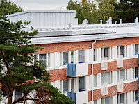 Rusthollarintien energialuokka parani selvästi. Kuvassa aurinkopaneeli talon katolla. Kuva: Susa Junnola