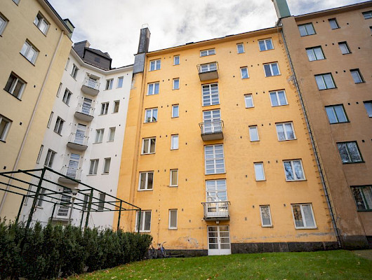 1930-luvulla valmistunut töölöläistalo lämpenee nykyisin maalämmöllä. © Jussi Rekiaro