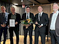 Tulikiila-taidetakomon valmistaman kiertopalkinnon otti vastaan Juuan kunnan edustajina kunnanvaltuuston puheenjohtaja Lassi Kirjavainen, kunnanhallituksen puheenjohtaja Ari Koivuselkä, kunnanjohtaja Henri Tanskanen, elinvoimavastaava Antti Asikainen ja Juuan Yrittäjien puheenjohtaja Jouni Porokka.