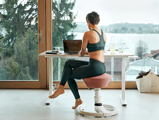 Uselyn palvelulla kalustat niin isot toimistot kuin etätyöpisteet edullisesti ja ergonomisesti. Kuvassa Aeris Swopper aktiivituoli.