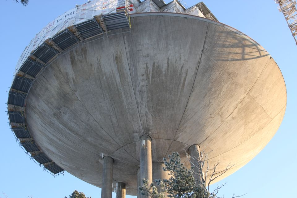Rakennesuunnittelussa poikkeuksellisen vaativia betonirakenteita ovat esimerkiksi vesitornit. Kuvassa Haukilahden vesitorni Espoossa. Kuvaaja Esko Sistonen.