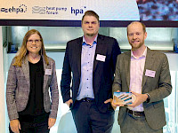 Oilonin myyntipäällikkö Heli Liedes, myynti- ja markkinointijohtaja Sami Pekkola ja liiketoimintajohtaja Martti Kukkola vastaanottivat palkinnon Brysselissä syyskuun lopussa.
