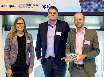Oilonin myyntipäällikkö Heli Liedes, myynti- ja markkinointijohtaja Sami Pekkola ja liiketoimintajohtaja Martti Kukkola vastaanottivat palkinnon Brysselissä syyskuun lopussa.