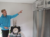 XHOME tarjoaa uutena palveluna ilmalämpöpumppujen perinpohjaista puhdistushuoltoa, jonka laitteistoa myyntipäällikkö Janne Voutilainen esittelee omakotitalokohteessa.