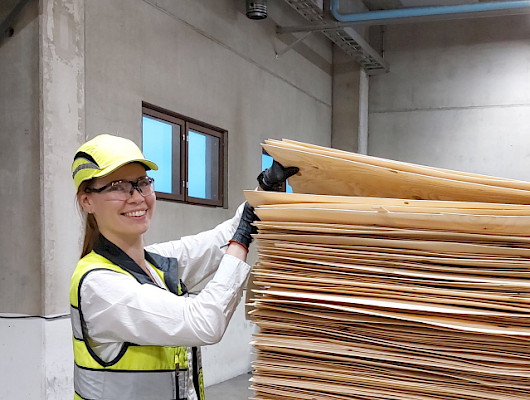 UPM Plywood Oy:n Kalson viilutehtaan kehityspäällikkö Elina Mannari ei pidä itseään insinöörin arkkityyppinä.