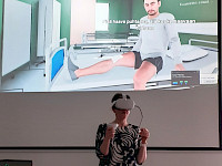 VR-simulaatiota koekäyttämässä hankkeen johtaja Kristina Mikkonen (TtT, professori, Oulun Yliopisto).