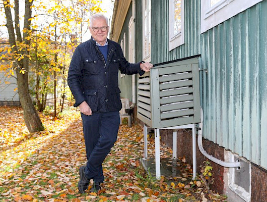 Tällä pumpulla säästetään noin 8000 kWh/vuosi sähköä 100 vuotta vanhassa talossa Porvoossa. SULPUn toiminnajohtaja Jussi Hirvonen esittelee yhtä Suomen miljoonasta ilmalämpöpumpusta (kuva Mikko Arvinen).