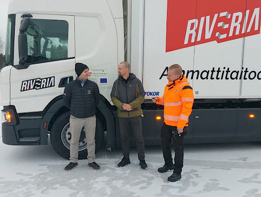 Kuvassa vasemmalta myyntipäällikkö Ville Nevalainen Scanialta sekä koulutuspäällikkö Aki Hankilanoja ja projektipäällikkö Tapio Tolvanen Riveriasta.