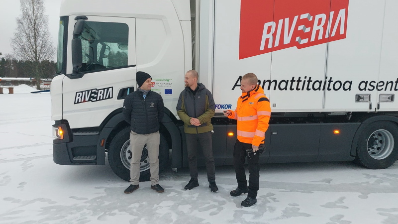Kuvassa vasemmalta myyntipäällikkö Ville Nevalainen Scanialta sekä koulutuspäällikkö Aki Hankilanoja ja projektipäällikkö Tapio Tolvanen Riveriasta.