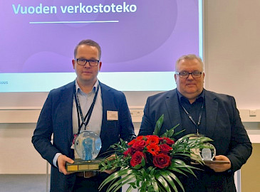 TAKKin toimialajohtaja Juha Jokinen ja kone- ja sähkötekniikan koulutuspäällikkö Jari Hietanen vastaanottivat Vuoden Verkostoteko 2023 -palkinnon.