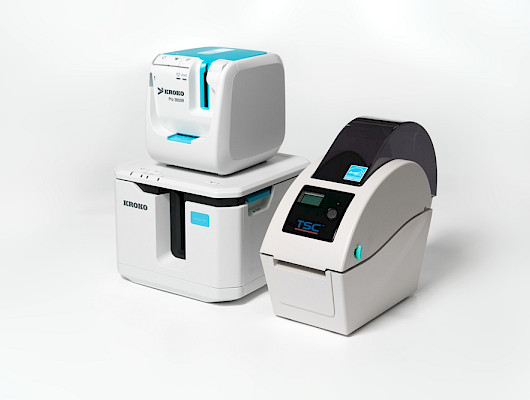 Kuvassa Krokon Pro 3600R ja X6 tulostimet sekä TSC:n potilasranneketulostin.