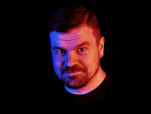 Rami Karhu on Dent Makerin perustaja ja keynote-puhuja. Karhu auttaa yrityksiä rakentamaan skaalautuvia uusia digiliiketoimintoja 100 % asiakastyytyväisyystakuulla ja yli 100:n organisaation kokemuksella.