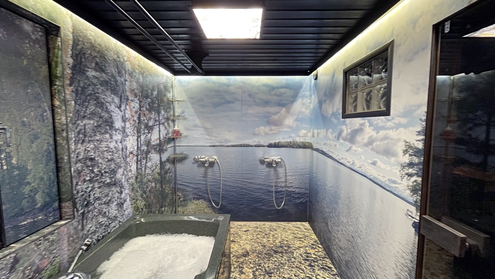 Suuri osa Utulakodit Oy:n toimittamista kylpyhuoneiden kuvaseinistä on asiakkaiden omista maisemakuvista.