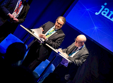 Jyväskylän yliopiston vararehtori Henrik Kunttu ja Jyväskylän ammattikorkeakoulun rehtori Vesa Saarikoski allekirjoittivat kyberosaamiskeskuksen perustamissopimuksen.