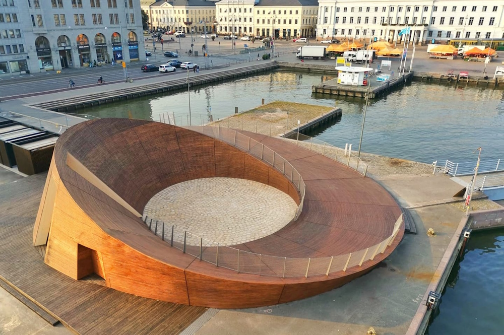 Helsinki Biennaali -paviljongin osat on valmistettu Loviisassa ja laivattu projektilastina Loviisan satamasta.