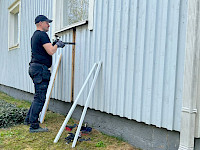 Raksystemsin kuntotarkastaja tekemässä rakenneavausta tuulettumattomaan puurunkoiseen ulkoseinään, joka on riskirakenne.
