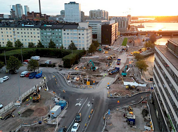 Kruunusillat-raitiotie yhdistää Laajasalon, Korkeasaaren ja Kalasataman Hakaniemeen vuonna 2027. Samalla syntyy uusi merellinen reitti myös pyöräilijöille ja jalankulkijoille. Kuva: Kruunusillat-raitiotie