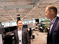 Juha Kiviniemi ja Tomi Repo keskustelevat Sitowisen Espoon toimistolla. Kuva: Mikko Käkelä, Sähköinfo