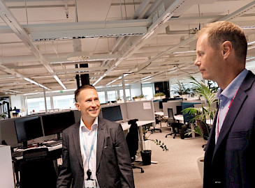 Juha Kiviniemi ja Tomi Repo keskustelevat Sitowisen Espoon toimistolla. Kuva: Mikko Käkelä, Sähköinfo