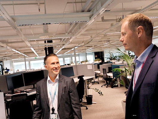 Juha Kiviniemi ja Tomi Repo keskustelevat Sitowisen Espoon toimistolla. Kuva: Mikko Käkelä, Sähköinfo