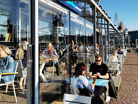 ClickitUp-lasikaide on suunniteltu nostettavaksi tuulensuojakaiteeksi