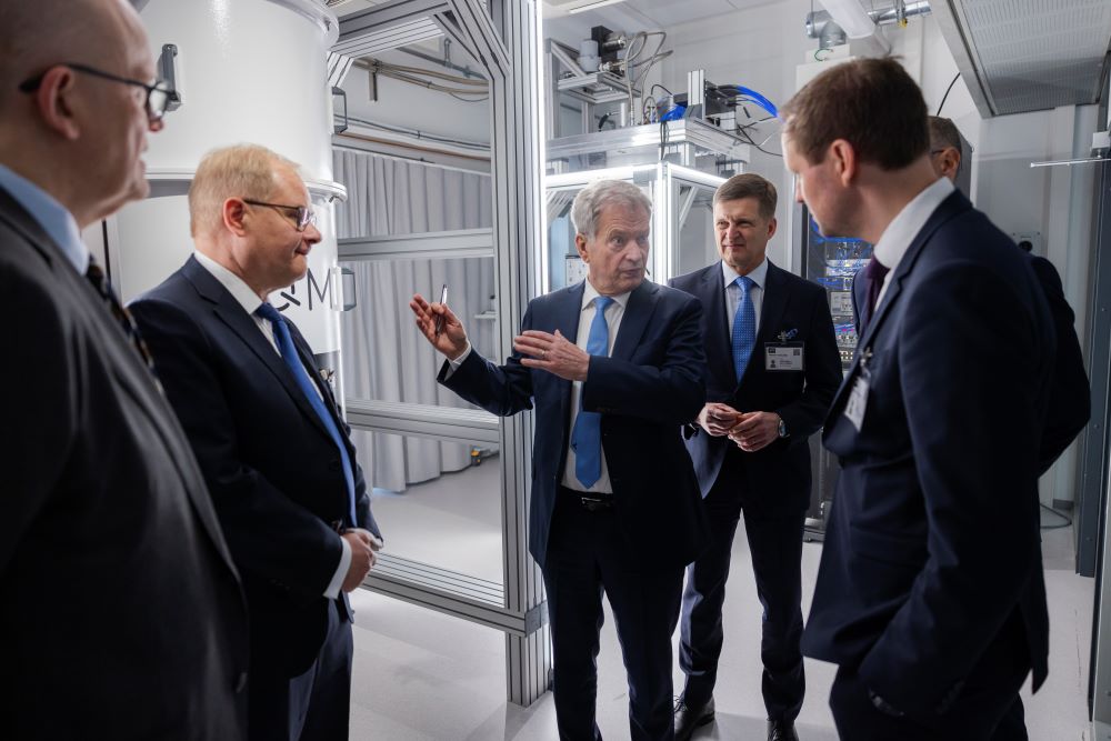 Tasavallan presidentti Sauli Niinistö vieraili VTT:n uuden 20 kubitin kvanttitietokoneen äärellä.
