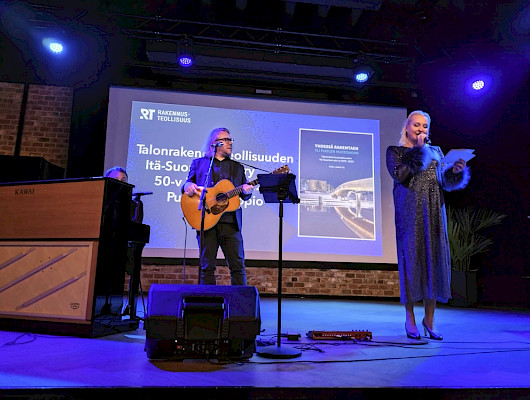Lämminhenkisen illan musiikista vastasi Tatu Kemppainen yhdessä pianon takaa kurkistavan Ossi Viljakaisen kanssa. Illan juontajana toimi Tiina Naumanen.