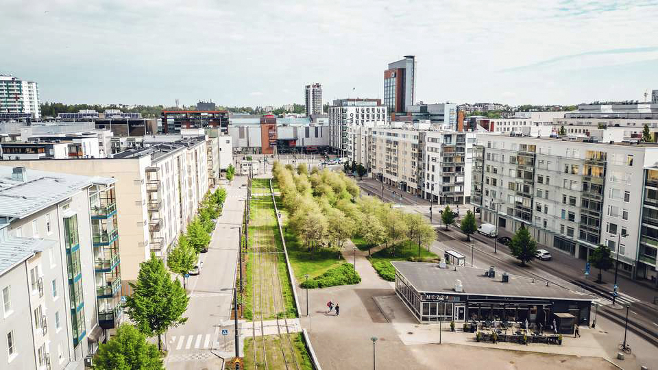 Alberganesplanadilla Leppävaarassa pikaratikka rakennettiin jo olemassa olleen kaupunkirakenteen keskelle. Kuva on otettu kesäkuussa 2022. Kuva: Raide-Jokeri