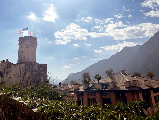 Yksi tunnetuimmista Trenton nähtävyyksistä on Buonconsiglion linna (it. Castello Del Buonconsiglio), joka on sijainnut kaupungin keskustan reunalla jo 800 vuotta.