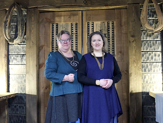 Ulla Remes ja Milja Markkanen UkkoHiisiResortissa. Valmennuksina kalevalaisessa ympäristössä mm. Kärähtäneet hetket - haastavat asiakastilanteet, Ahdin ääni - ääntään työssä käyttäville, Väinämöisen vahvat sanat - puheen ja uskomusten voima työssä.