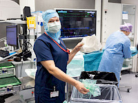 Leikkaussalihoitaja lajittelee tulevan leikkauksen pakkausjätettä Tays Sydänsairaalassa. Kuva: Olli-Pekka Latvala