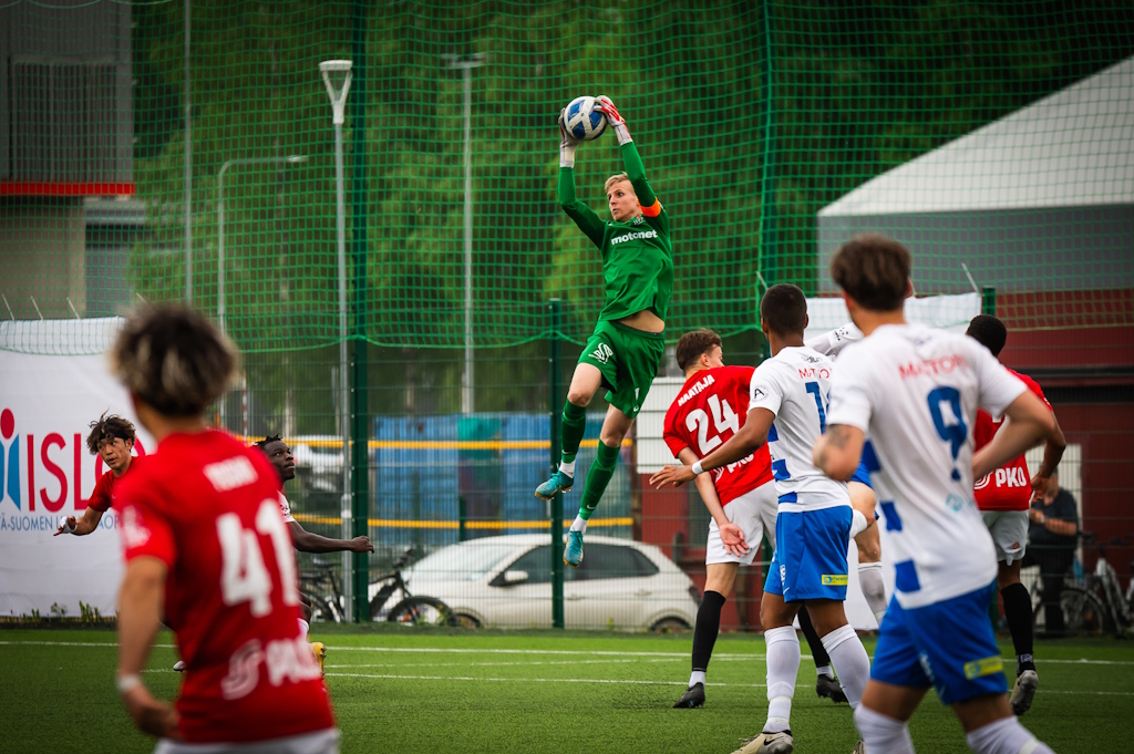 JIPPO-veskari Pyry Piirainen nappaa pallon. JIPPO – Salon Palloilijat pelattiin 2.6.2024, tuloksena tasapeli 1–1. Kuva: Mikko Kalavainen